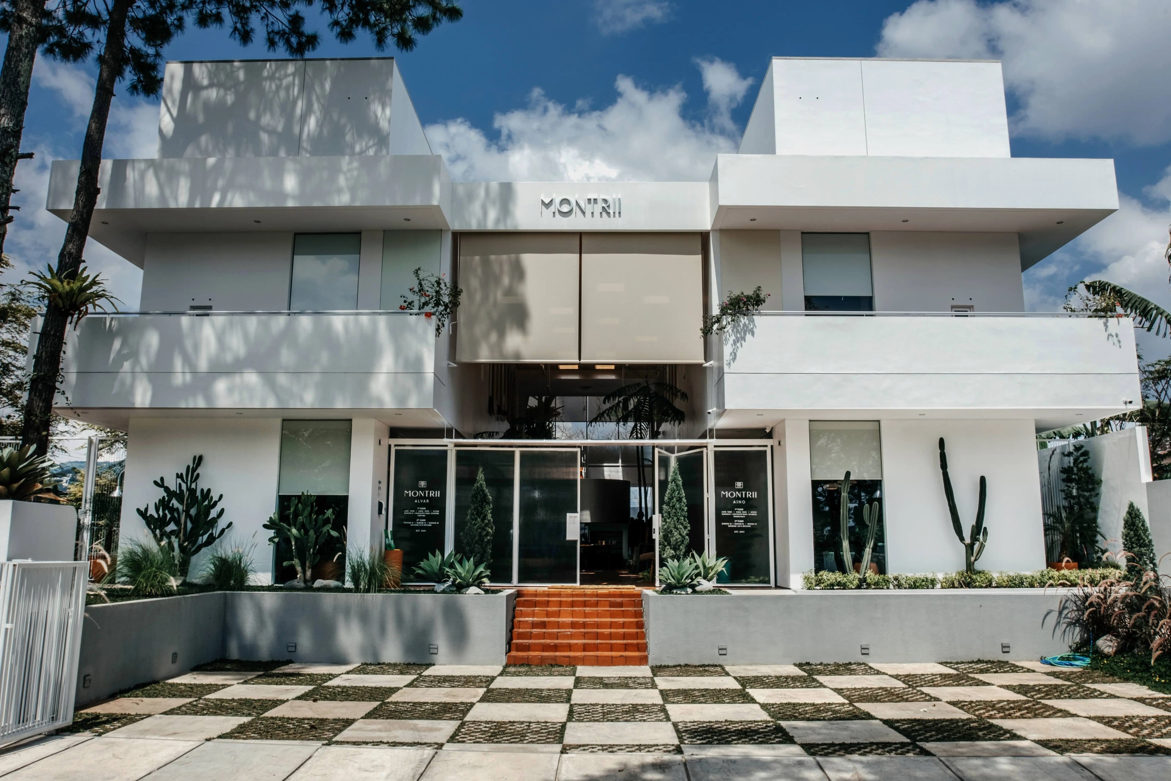 MONTRII HOUSE - ENTIRE mobile 3